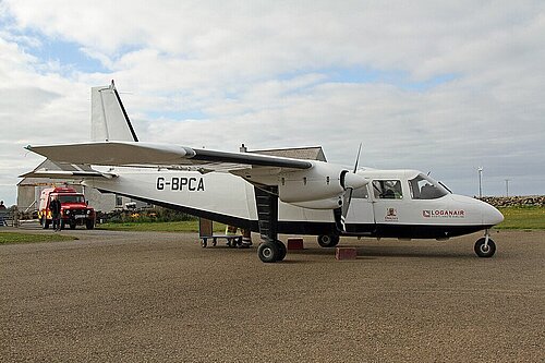 Loganair Islander Plane on North Ronaldsay, by Rob Hodgkins, licensed under CC BY-SA 2.0.